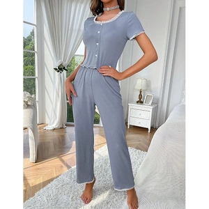Pyjama femme bleu clair à manches courtes avec dentelle blanche et pantalon long chic