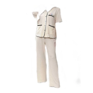 Ensemble pyjama crème pour femme avec manches courtes, broderie florale et liseré foncé