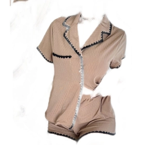 Pyjama court rayé marron pour femme avec bordure festonnée et haut boutonné devant
