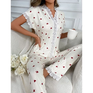 Pyjama femme avec imprimé cœur, haut à manches courtes col V et bordure en dentelle