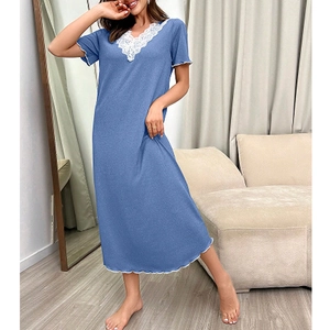 Elegante camicia da notte blu con scollo a V, pizzo bianco e maniche corte a balze