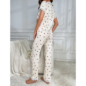 Ensemble de pyjama crème imprimé cœur pour femme avec manches courtes et bordures en dentelle