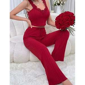 Ensemble pyjama bordeaux 2 pièces avec caraco en dentelle et pantalon large à cordon