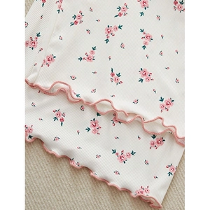 Top en maille florale avec ourlet festonné et texture côtelée fine blanc et rose