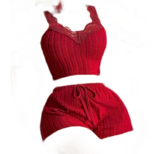 Ensemble de pyjama rouge foncé avec caraco en dentelle et short en maille côtelée douce