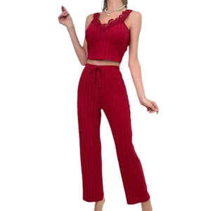 Ensemble pyjama rouge en maille côtelée avec caraco en dentelle et pantalon à cordon