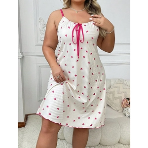 Süßes Plus-Size-Nachthemd in Weiß mit rosa Herzchenprint und Rippenstrick-Struktur