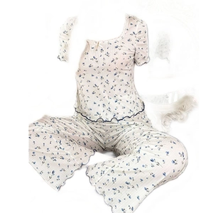 Set pigiama floreale con top a maniche corte e pantaloni lunghi con bordo a volant