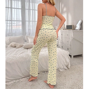 Ensemble de pyjama deux pièces jaune à fleurs avec caraco et pantalon en tissu côtelé