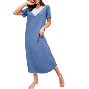 Elegante camicia da notte azzurra con scollo a V in pizzo bianco e bordi ondulati