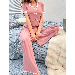 Ensemble pyjama rose pour femme avec dentelle, tissu côtelé et détails de nœuds