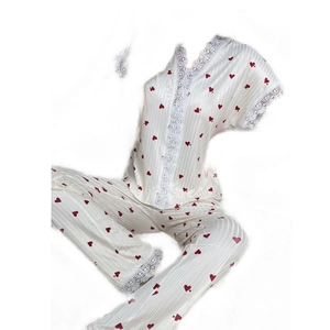 Pyjama femme deux pièces imprimé cœur avec col en V et détails en dentelle