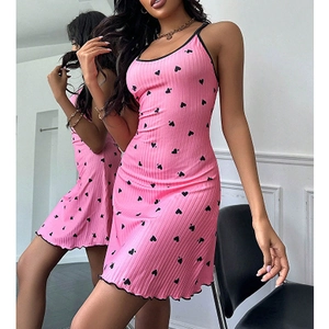 Vestido ajustado rosa con estampado de corazones negros y tirantes finos para mujer