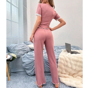 Pyjama rose côtelé pour femme avec haut à manches courtes en dentelle et pantalon
