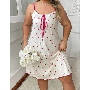 Detail eines Plus-Size-Nachthemds mit Herzprint, Schleife, Trägern und gewelltem Saum