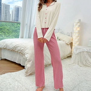 Ensemble pyjama deux pièces élégant avec haut crème à manches longues et pantalon rose large