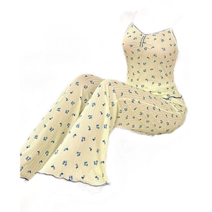 Ensemble pyjama deux pièces pour femme avec caraco fleuri et pantalon large jaune pâle