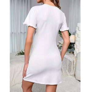 Elegante camicia da notte bianca con scollo a V, maniche a volant e vestibilità slim
