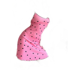 Vestido corto rosa de punto acanalado con estampado de corazones y corte ajustado