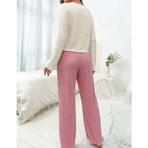 Ensemble pyjama deux pièces élégant avec haut crème et pantalon large à rayures roses