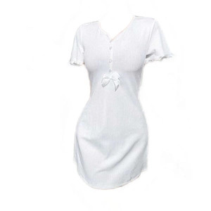 Camicia da notte slim fit con scollo a V in maglia a costine e fiocco in vita bianca
