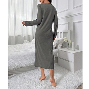Elegantes dunkelgraues Langarm-Nachthemd mit V-Ausschnitt für Damen im gemütlichen Zimmer