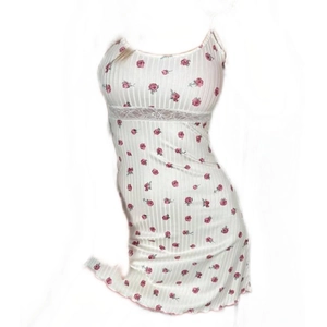 Abito da casa sexy con spalline sottili e pizzo bianco con stampa floreale rosa