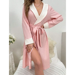 Robe d'intérieur rose et beige à revers contrastés, manches longues et rayures verticales