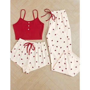 Ensemble pyjama trois pièces pour femmes avec caraco côtelé et motif cœurs rouges
