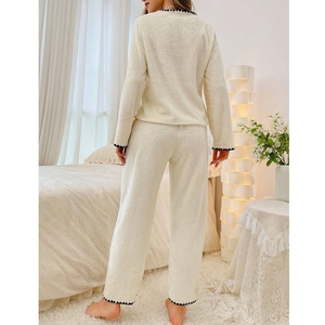Zweiteiliger Damen-Schlafanzug in Creme-Strick mit dekorativen schwarzen Wellenkanten