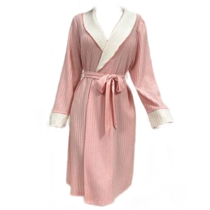 Peignoir en maille côtelée rose à manches longues avec passepoil blanc et ceinture