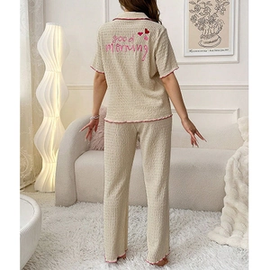 Pigiama da Donna in Tessuto a Nido d'Ape Top e Pantaloni Manica Corta Camicia con Rever Pantaloni Lunghi Bordo a Contrasto Ricamato