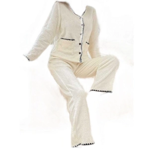 Damen Schlafanzug-Set in Creme mit V-Ausschnitt, Langarm-Oberteil, Hose und schwarzem Wellensaum