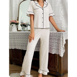 Ensemble pyjama femme avec haut à revers manches courtes et pantalon en tissu crème texturé