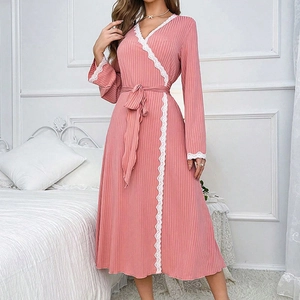 Robe d'intérieur rose avec col en V, bordure en dentelle blanche et ceinture nouée