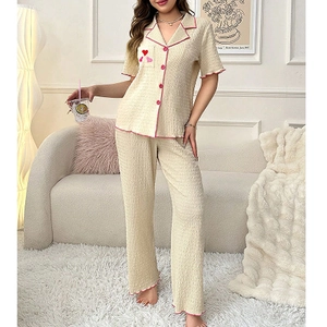 Pigiama da donna in due pezzi con camicia a maniche corte e ricamo a cuore rosa