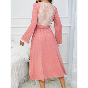 Nuisette rose à côtes avec dentelle florale blanche au dos et ceinture à la taille