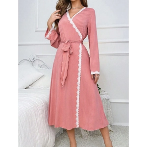 Robe de détente rose à manches longues, col en V, bordure en dentelle et ceinture réglable