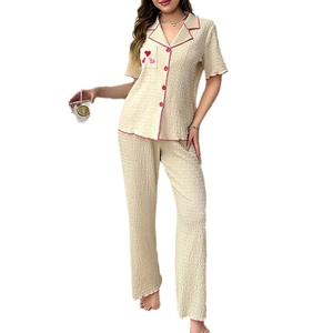 Pigiama due pezzi da donna beige in tessuto nido d'ape con bordino rosa e ricamo a cuore
