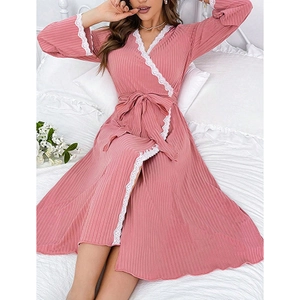 Nuisette rose à col en V avec dentelle et ceinture en tissu côtelé doux pour la maison