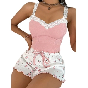 Rosa Rippstrick-Schlafanzug mit Spitzen-Top und Shorts mit Blumenmuster und Kordelzug