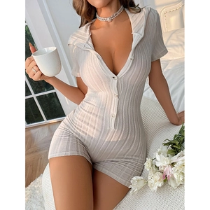 Combishort blanc en maille côtelée avec capuche et boutons pour tenue d'intérieur