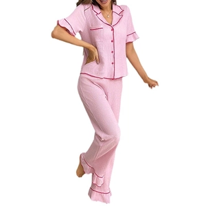 Pyjama rose en seersucker pour femme avec manches courtes, pantalon et liserés contrastés