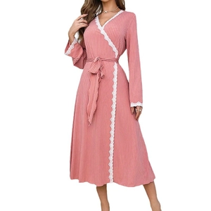 Robe de chambre rose à col en V avec bordure en dentelle blanche et taille ceinturée
