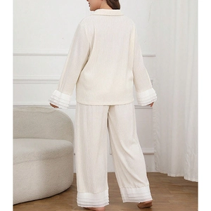 Ensemble pyjama crème pour femme avec col à revers et détails volantés aux poignets