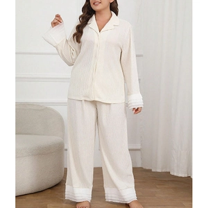Ensemble de pyjama plissé blanc crème avec chemise à manches longues et tulle