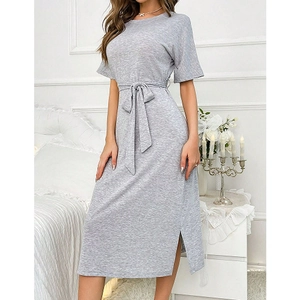Robe d'intérieur grise à manches courtes, col rond, taille nouée et fentes latérales