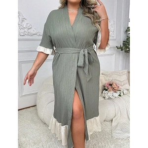 Robe d'intérieur vert sauge à col en V avec volants blancs et ceinture à la taille