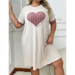 Übergrößen-Nachthemd mit Herzprint in Creme und rosa kontrastierenden Ärmelbündchen
