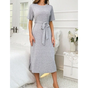 Détail d'une robe en tricot gris clair à manches courtes avec ceinture et fente latérale
